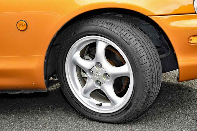画像: 1800RSは195/50R15タイヤに5本スポークのアルミホイールを履く。