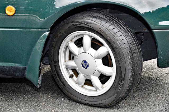 画像: センターカバー付きアルミホイールに185/60R14タイヤを履く。