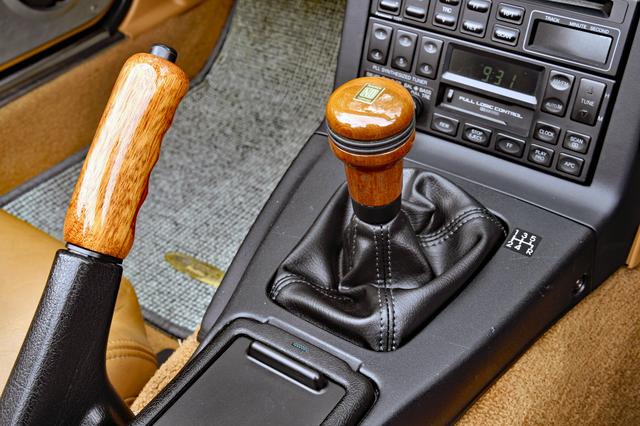 画像: 5速MTのシフトノブとパーキングブレーキレバーもウッド製だ。