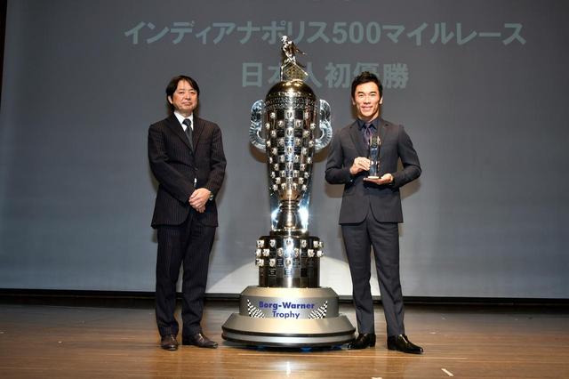 画像: 会場には佐藤琢磨選手(右)だけでなく、時価総額4億円とも言われている優勝トロフィも登壇した。