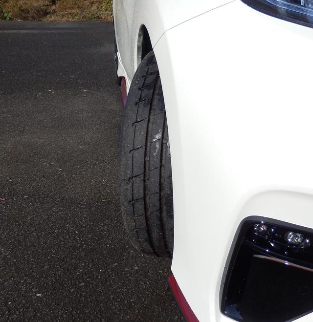 画像: これで360度切った状態。サーキット走行のタイムアタック時にここまで切るとたいていアンダーステアだ。