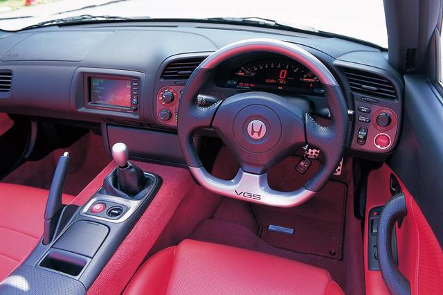 画像: S2000 タイプVには世界初のステアリング機構を搭載。ハンドルはD型に。