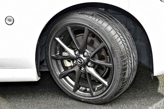 画像: 取材車のRSは205/45R17のBSポテンザRE050Aにブラックアルミホイールを装着。