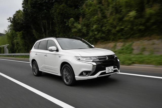 画像: 三菱アウトランダーPHEVはプラグを繋いでの充電もできるプラグインハイブリッド(PHEV)モデルだ。