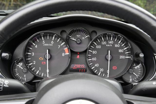 画像: 2眼メーターを中心としたパネルの基本デザインも踏襲しているが、立体的なレイアウトになった。