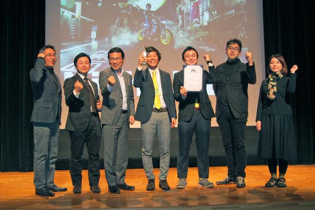 画像: ステージ上でガッツポーズするヤマハ MTシリーズ 関係者のみなさん。おめでとうございます!