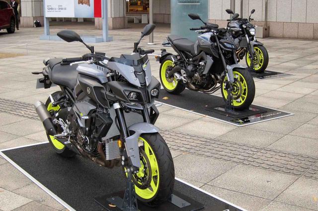 画像: グランプリを受賞したヤマハ MT-10、MT-09、MT-07(写真左から)。グレーの車体にイエローのホイールが鮮やか!