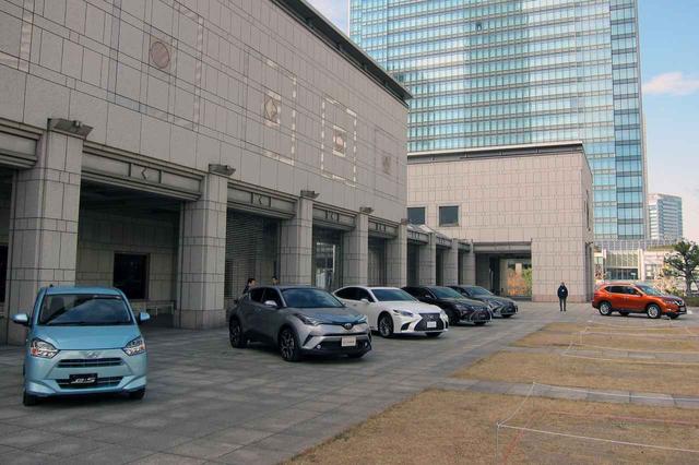 画像: 横浜美術館の前に展示されたノミネート車両。
