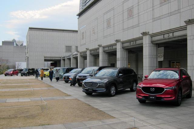 画像: 一般のギャラリーも展示車両のドアを開けて乗り込んだりもできた。