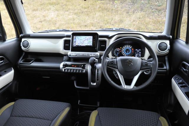 画像: インパネやドアにカラーパネルを採用。6速ATはインパネシフトだがパドルシフトも備わる。スイッチ類の操作性は良い。カーナビはオプション。