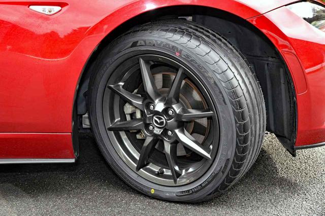 画像: 195/50R16のヨコハマ・アドバンスポーツにブラックのアルミホイールを履く。