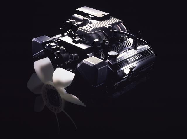 画像: セルシオに先んじて搭載された1UZ-FE型4L V8DOHC。クラウンに敬意を表したものと言われた。