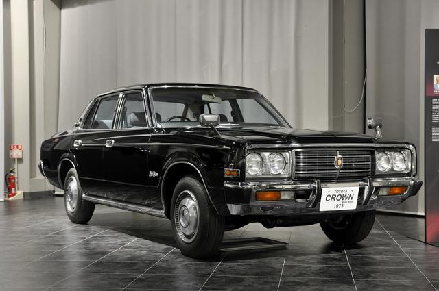 画像: トヨタ博物館所蔵の5代目MS85型セダン(1975)、全長×全幅×全高:4765×1690×1440mm、ホイールベース:2690mm、車両重量:1470kg、エンジン型式:直6SOHC、排気量:2563cc、最高出力:140ps/5400rpm。