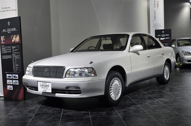 画像: トヨタ博物館が所蔵するJZS149型マジェスタ(1992年)、全長×全幅×全高:4900×1800×1420mm、ホイールベース:2780mm、車両重量:1650kg、エンジン型式:直6DOHC、排気量:2997cc、最高出力:230ps/6000rpm。