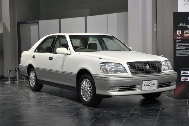 画像: トヨタ博物館が所蔵するJZS175型ハードトップ(1999年)、全長×全幅×全高:4820×1765×1455mm、ホイールベース:2780mm、車両重量:1620kg、エンジン型式:直6DOHC、排気量:2997cc、最高出力:220ps/5600rpm。