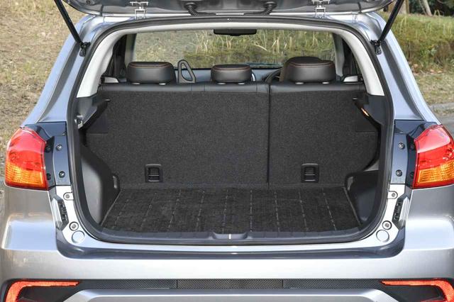 画像: コンパクトなSUVなので荷室は圧倒的に広い・・というわけではないが、それでも9インチのゴルフバッグが3個収納可能だという。