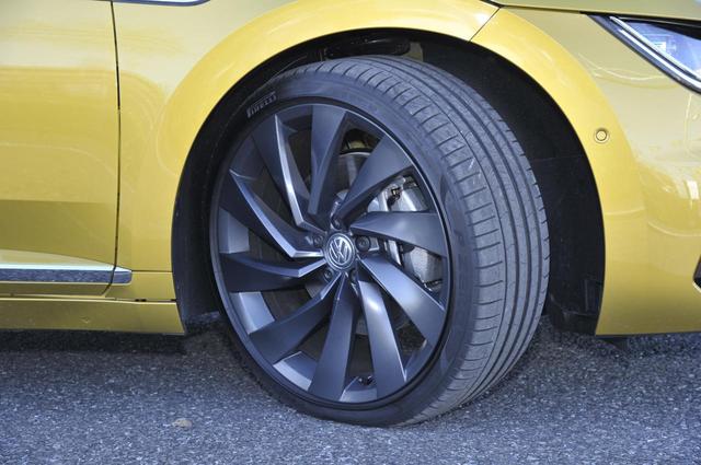 画像: 試乗車のアドバンスは245/35R20のピレリPゼロをブラックのアルミホイールに履く。