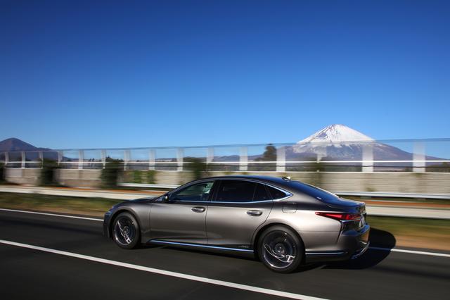 画像: 高速道路ではLS500hのエグゼクティブを試した。その乗り味は先に発売されたラグジュアリークーペLCとよく似ている。