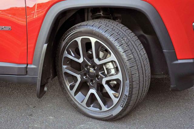 画像: 235/45R19のピレリ・スコーピオンに5ツインスポーク・グロスブラックのホイールはオプション。