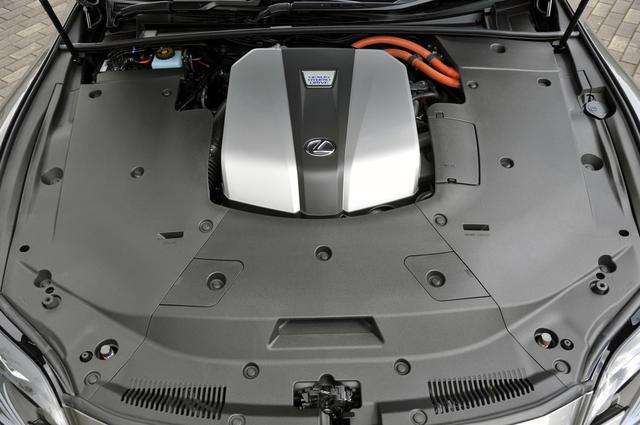 画像: エンジンカバーとエンジンルームを覆うカバーで、パワーユニット本体はまったく見えない。