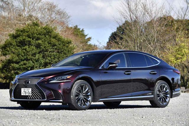 画像: 最上級グレードのLS500h エグゼクティブ AWD。ボディカラーはソニックアゲート。20インチのタイヤとホイールはオプション。