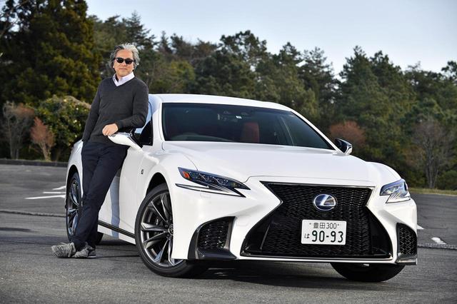 画像: LS500h Fスポーツと九島レポーター。