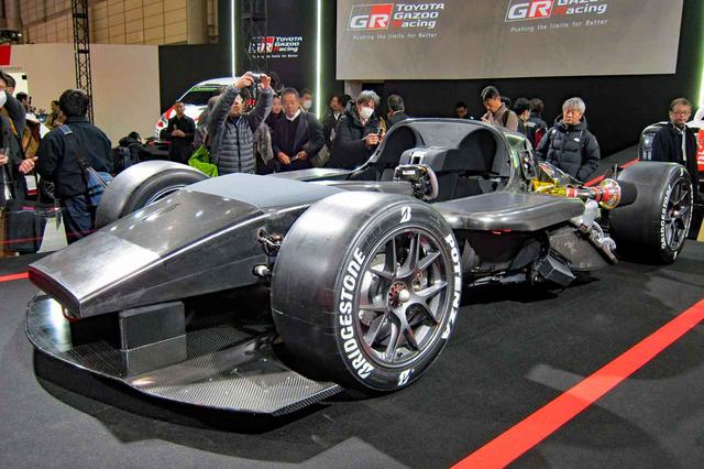 画像: 同時に展示されたテストカー。左ハンドルの2シーターで、フルCFRPで製作されているのがわかる。