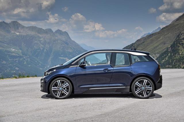 画像: 新型i3はAピラーからリアクオーターガラスまで伸びるシルバーのラインを採用。