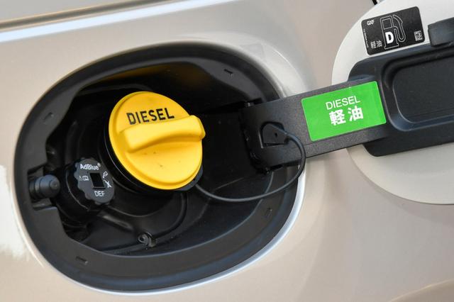 画像: ガソリン給油口の横にはアドブルーの補給口がある。