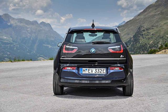 画像: 新型BMW i3のリアバンパーもフロント同様に新デザインとなった。