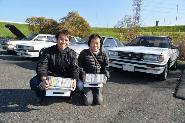 画像: 2台のトヨタで駆け付けたのは、71チェイサーの佐藤颯さん(20歳・左)とソアラの津端健史さん(27歳・右)。古いクルマだけでなく、音楽も同時代のものが好き。当時のミュージック・カセットテープをコレクションしているという。