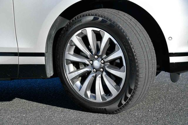 画像: ヴェラール HSEには、ピレリのスコーピオン ヴェルデ 265/45R21のタイヤが装備される。