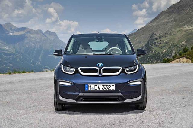 画像: ワイド感を与える新デザインのフロントバンパーを採用した新型BMW i3。