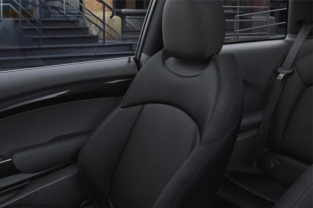 画像: MINI サザークの特別装備のひとつ、レザレットシート。