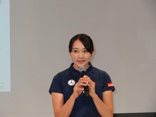 画像: 社長会見の会場に姿を見せた三浦桃香プロ。