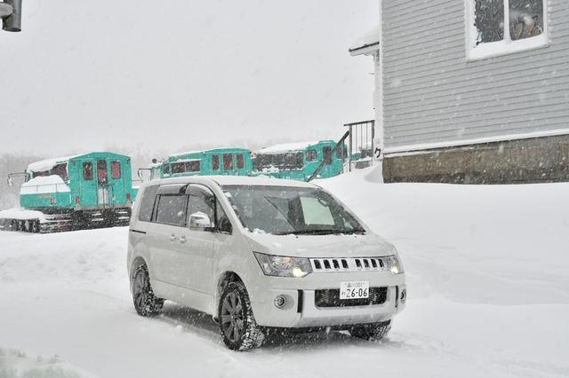 画像: すみかわスノーパーク(宮城県刈田郡蔵王町遠刈田温泉字倉石岳国有林内ゲレンデハウス)に到着。後ろに見えるのが雪上車だ。大きい。