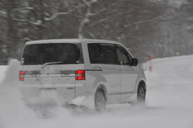 画像: 除雪前の道は新雪が15cmほど積もっていた。それでも4WDで力強く上っていく。最低地上高210mm、ディパーチャーアングル22.5度、ランプブレークオーバーアングル18度はダテではない。