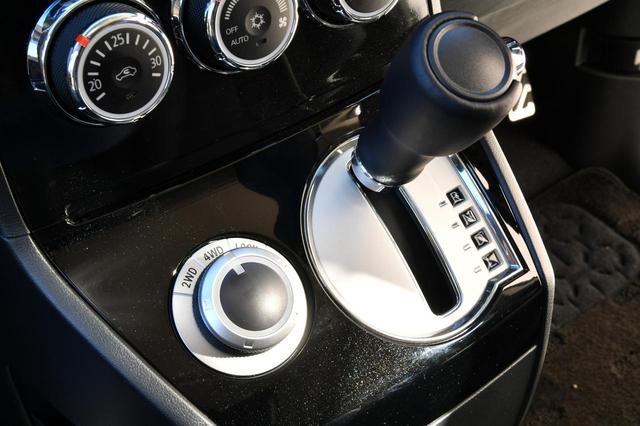 画像: シフトセレクターレバーの左側にあるドライブモードセレクター。走行中でも2WD/4WDオート/4WDロックが選択できる。