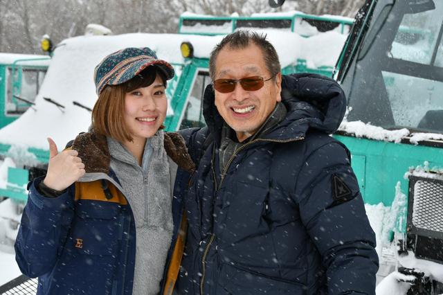 画像: ガイドの田中さんと記念写真をパチリ。こもださんの笑顔がこのツアーの楽しさを物語っています。
