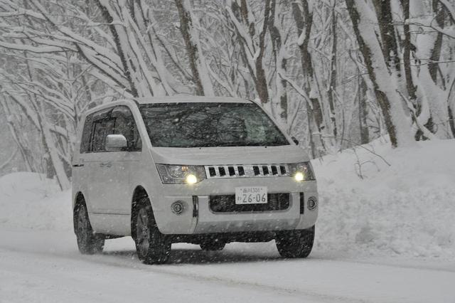 画像: 除雪車が除雪作業を行った道路は圧雪で走りやすいが、アイスバーンが隠れている場所もあるので注意深く走行する。