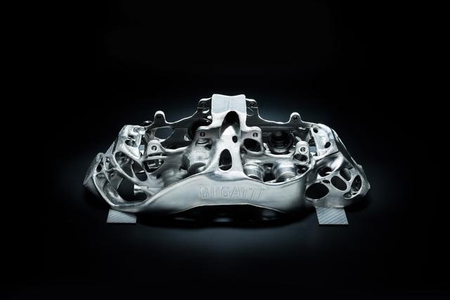 画像: 3Dプリンターで生産されるチタン製モノブロックブレーキキャリパーは世界初。