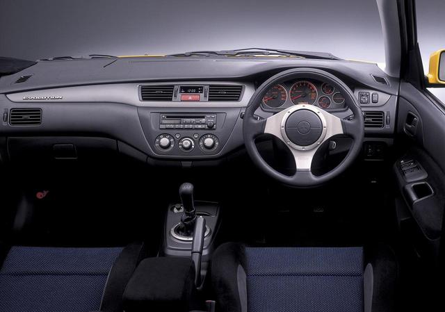 画像: トランスミッションは5速MT。新デザインの MOMO 製本革巻 3 本スポークステアリングホイールとなる。