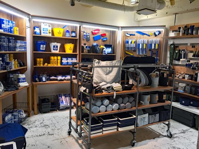 画像: オートバックス店でも取り扱っている「ゴードンミラー」のカーケアグッズ類も販売している。