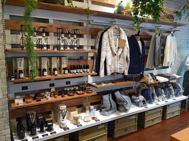 画像: フレグランスやアロマスプレー、ウエアなど、店内を眺めているだけでも楽しい。