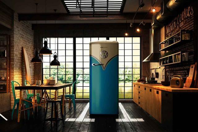 画像: ベイビーブルーのワーゲンバス冷蔵庫。