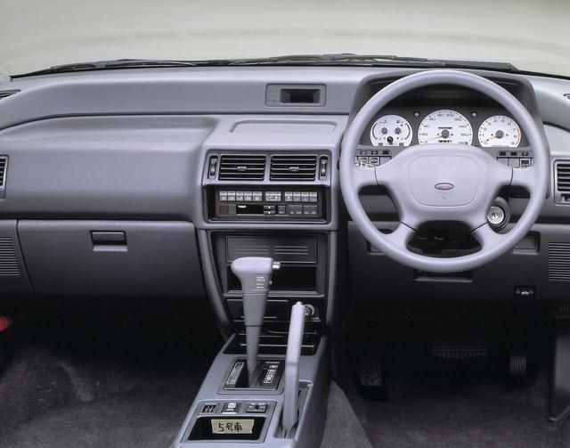 画像: RVRのインパネ。ホワイトメーターがオシャレだ。これはオフィシャル写真なのだが、「5号車」のシールは何を意味する!?
