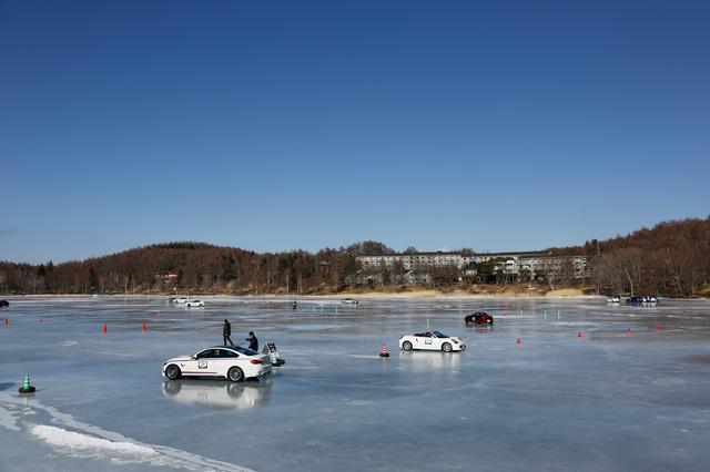 画像: 「20年女神湖で開催しているが、これだけ雪のない状況ははじめてだ」と日下部氏もビックリの湖面状況。