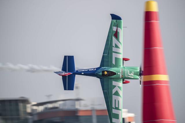 画像: 華麗なパイロンスラロームを見せる室屋選手と愛機 Edge 540 V3。