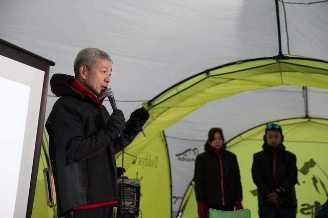 画像: まずは熊沢祥人氏による座学。熊沢校長は以前、増岡 浩氏と一緒に各種ラリーにも参加した「ドライビングのプロ」。ロシアンラリーでは水没も経験したそう。