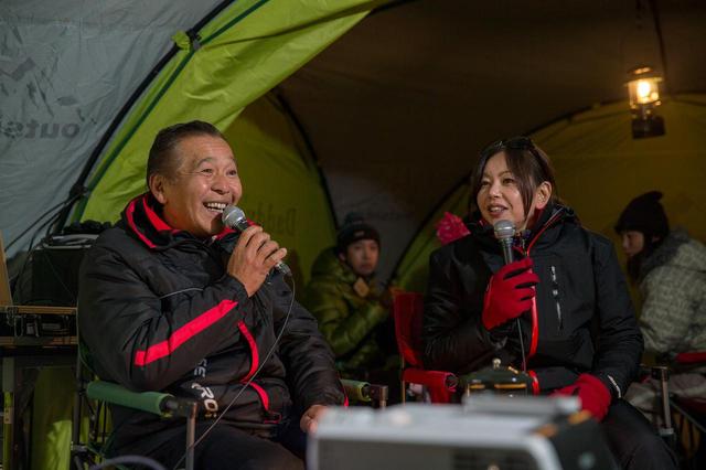 画像: 増岡 浩氏のパリダカ裏話に会場は大盛り上がり。モータージャーナリスト竹岡 圭さんも昨シーズンから全日本ラリーに参戦しているが、増岡氏からそんな圭さんにアドバイスも。